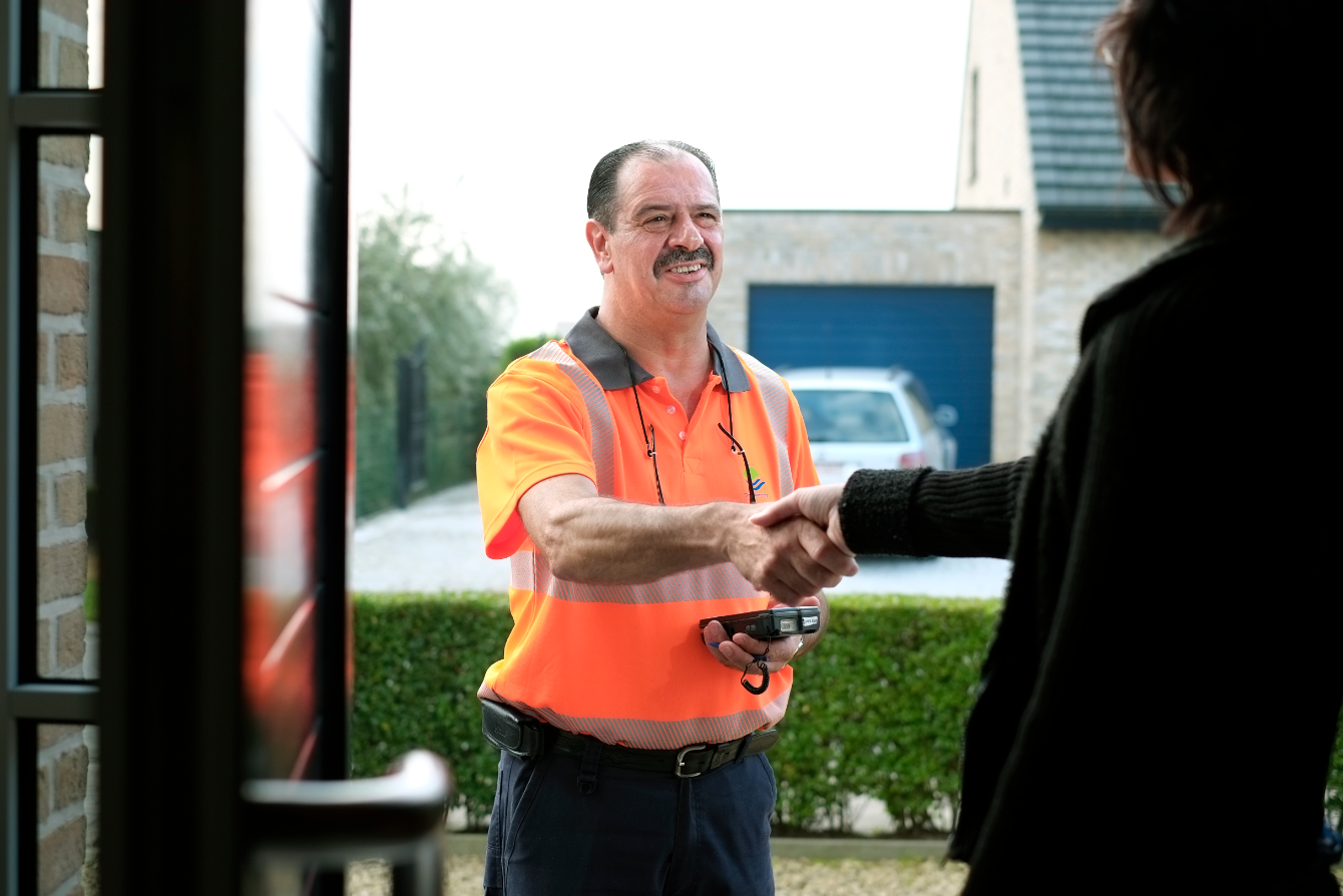 Medewerkers van De Watergroep dragen herkenningskledij