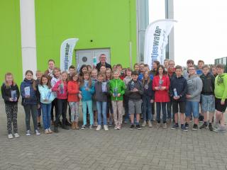 Herman Verbruggen met de leerlingen van deVrije Basisschool Houwaart