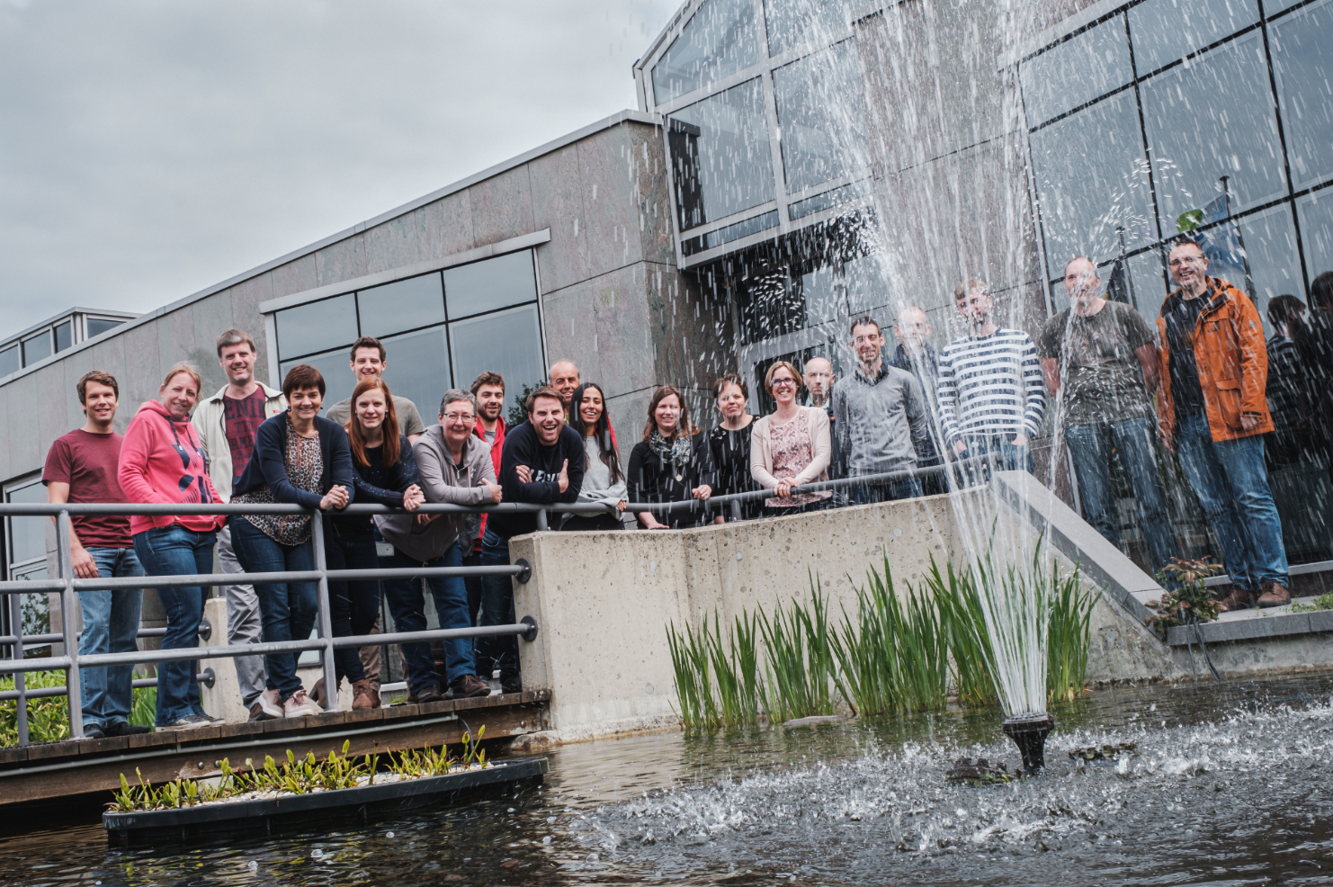 Groepsfoto medewerkers labo