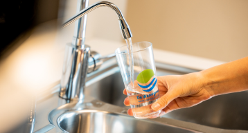 Glas vullen aan de kraan