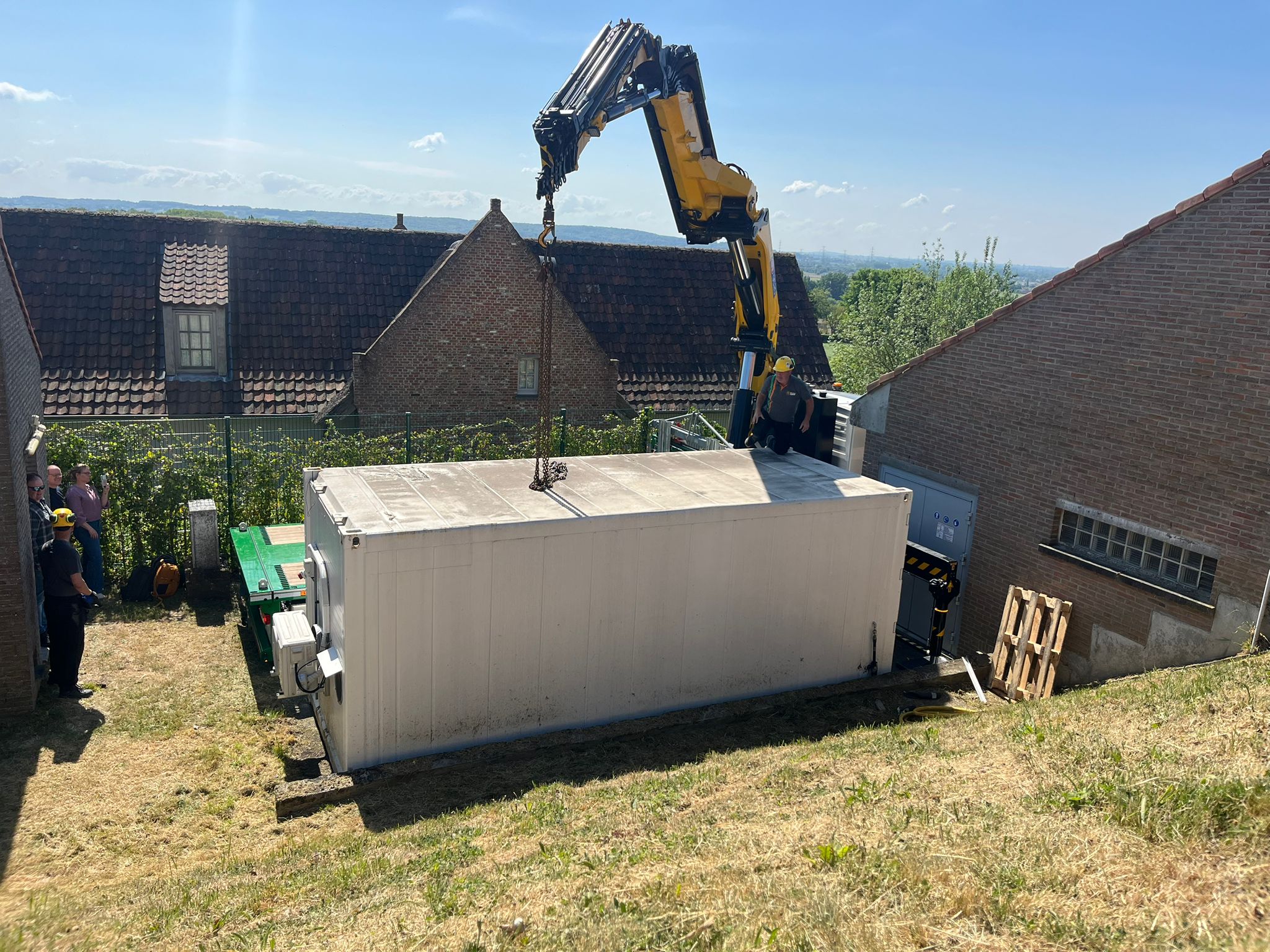 Onderzoekscontainer wordt opgehaald in Tiegem